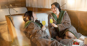 Ruheraum mit Schwebeliegen im Wellnesshotel Bayern